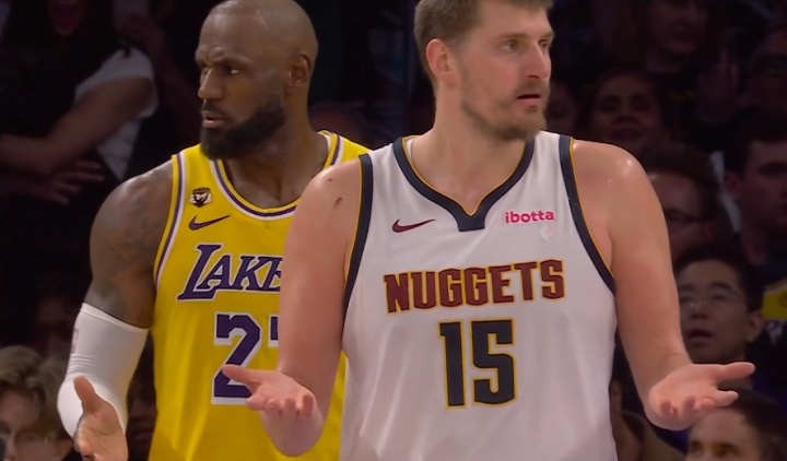 一时瑜亮！约基奇与詹姆斯两人同时摊手 表达对判罚的不满！